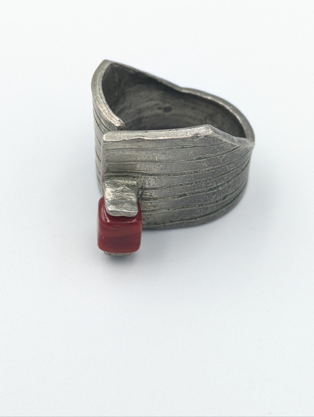 Signed modernist pewter and red glass cube ring - Picture 7 of 10
